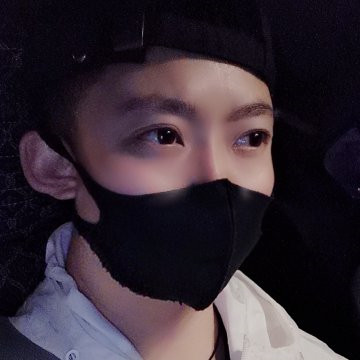 右耳戴着花的少年