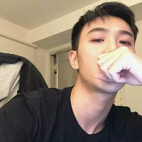 她很漂亮和你一样