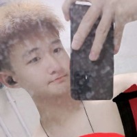 穿白衬衫的少年