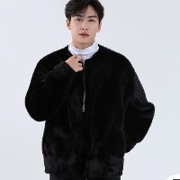 双手插兜静静地走